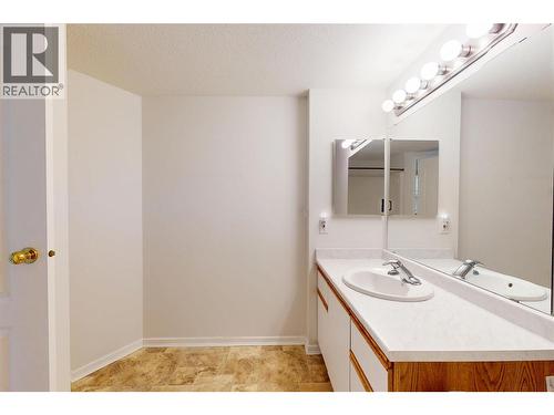 780 Houghton Road Unit# 201, Kelowna, BC - Indoor Photo Showing Bathroom