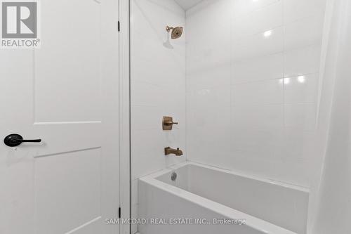7209 Fayette Circle, Mississauga, ON - Indoor Photo Showing Bathroom