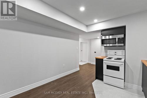 7209 Fayette Circle, Mississauga, ON - Indoor Photo Showing Kitchen