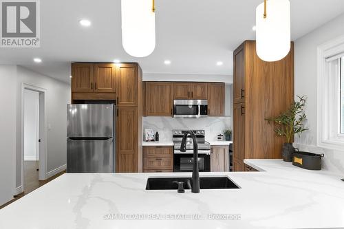 7209 Fayette Circle, Mississauga, ON - Indoor Photo Showing Kitchen With Double Sink