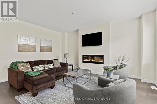 111 Sunflower Crescent, Thorold (Hurricane/Merrittville), ON - Indoor Photo Showing Living Room With Fireplace
