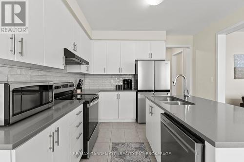 111 Sunflower Crescent, Thorold (Hurricane/Merrittville), ON - Indoor Photo Showing Kitchen With Double Sink With Upgraded Kitchen