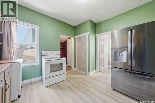 412 H Avenue S, Saskatoon, SK - Indoor Photo Showing Kitchen