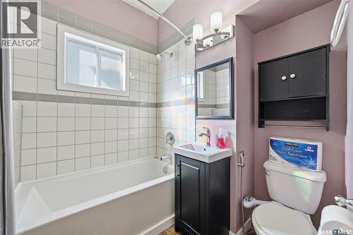 412 H Avenue S, Saskatoon, SK - Indoor Photo Showing Bathroom