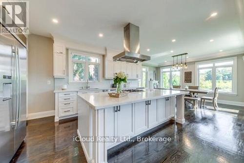 962 Fredonia Drive, Mississauga, ON - Indoor Photo Showing Kitchen With Upgraded Kitchen