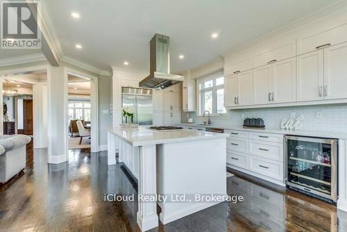 962 Fredonia Drive, Mississauga, ON - Indoor Photo Showing Kitchen With Upgraded Kitchen