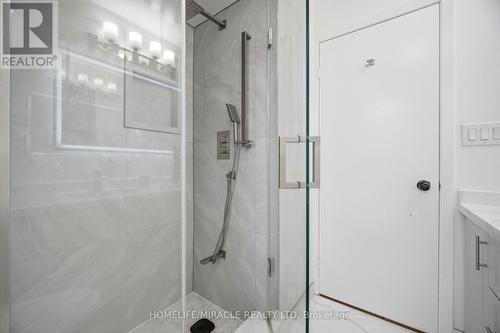 38 Leclaire Street, Hamilton, ON - Indoor Photo Showing Bathroom