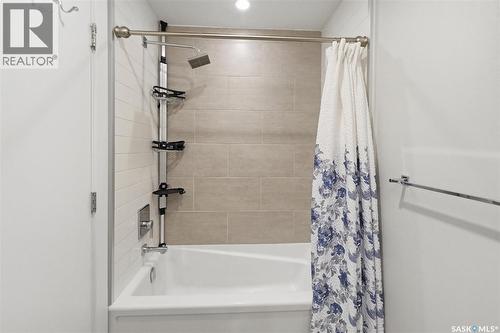217 404 C Avenue S, Saskatoon, SK - Indoor Photo Showing Bathroom