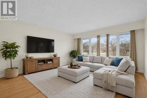 37 Nicklin Crescent, Guelph, ON - Indoor Photo Showing Living Room