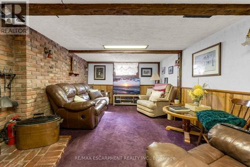 609 Green Mountain Road E, Hamilton, ON - Indoor Photo Showing Living Room