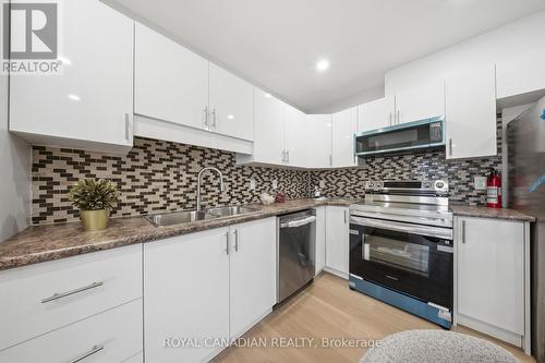 1496 Franklin Boulevard, Cambridge, ON - Indoor Photo Showing Kitchen With Double Sink With Upgraded Kitchen