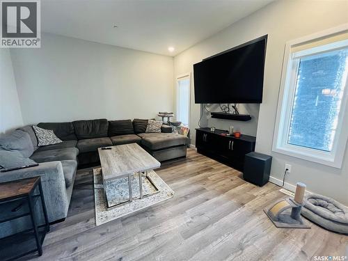 642 Glenridge Avenue, Swift Current, SK - Indoor Photo Showing Living Room