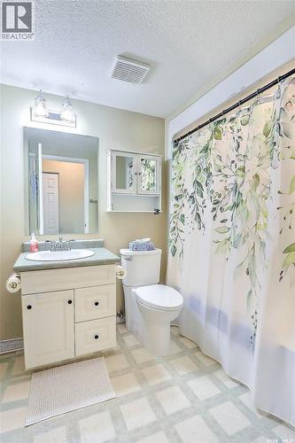 201 1 26Th Street E, Prince Albert, SK - Indoor Photo Showing Bathroom