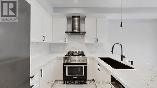 642 Sweetwater Crescent, Newmarket, ON - Indoor Photo Showing Kitchen With Upgraded Kitchen