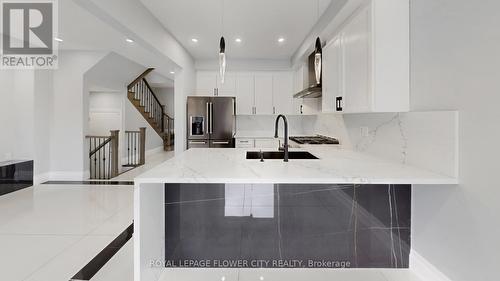 642 Sweetwater Crescent, Newmarket, ON - Indoor Photo Showing Kitchen With Upgraded Kitchen