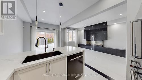 642 Sweetwater Crescent, Newmarket, ON - Indoor Photo Showing Kitchen With Upgraded Kitchen