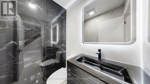642 Sweetwater Crescent, Newmarket, ON - Indoor Photo Showing Bathroom