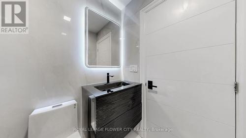 642 Sweetwater Crescent, Newmarket, ON - Indoor Photo Showing Bathroom