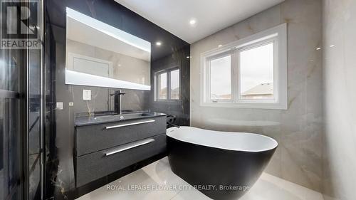 642 Sweetwater Crescent, Newmarket, ON - Indoor Photo Showing Bathroom