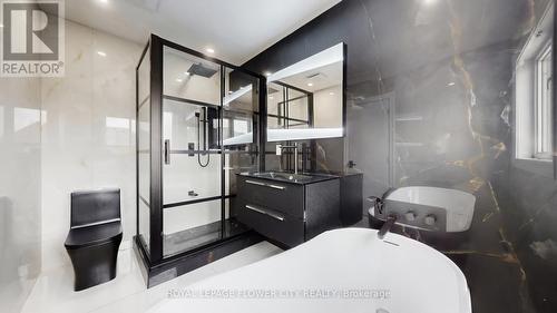 642 Sweetwater Crescent, Newmarket, ON - Indoor Photo Showing Bathroom