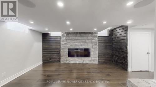 642 Sweetwater Crescent, Newmarket, ON - Indoor With Fireplace