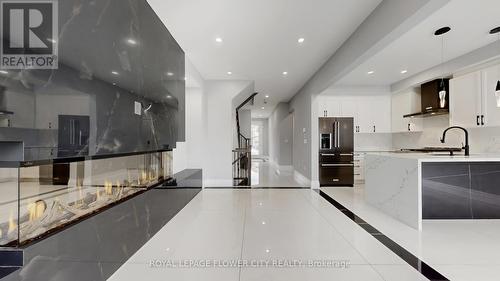 642 Sweetwater Crescent, Newmarket, ON - Indoor Photo Showing Kitchen With Upgraded Kitchen