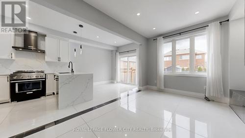 642 Sweetwater Crescent, Newmarket, ON - Indoor Photo Showing Kitchen