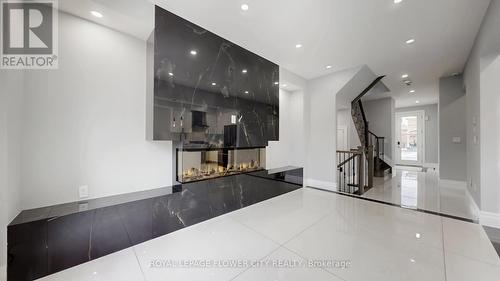 642 Sweetwater Crescent, Newmarket, ON - Indoor Photo Showing Other Room
