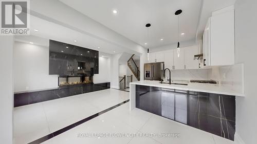 642 Sweetwater Crescent, Newmarket, ON - Indoor Photo Showing Kitchen With Upgraded Kitchen