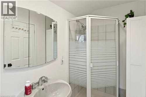 12 East 21St Street, Hamilton, ON - Indoor Photo Showing Bathroom