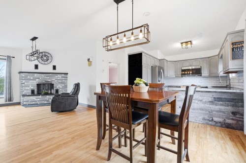 Salle à manger - 957 Rue Dufferin, Granby, QC - Indoor Photo Showing Dining Room With Fireplace