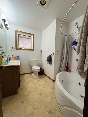 Pierson, Manitoba - Indoor Photo Showing Bathroom