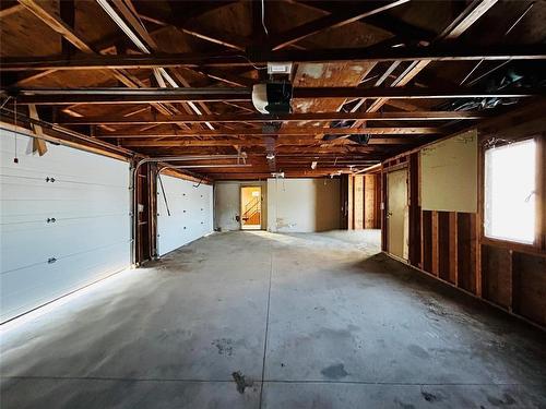 Pierson, Manitoba - Indoor Photo Showing Garage