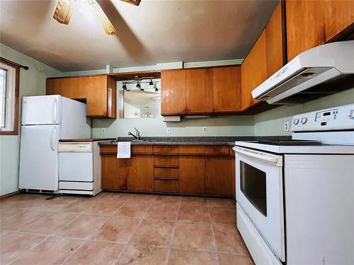 Pierson, Manitoba - Indoor Photo Showing Kitchen