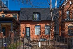 136 SPRUCE STREET Toronto, ON M5A 2J5