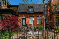 136 SPRUCE STREET Toronto, ON M5A 2J5