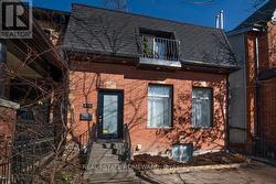 136 SPRUCE STREET Toronto, ON M5A 2J5