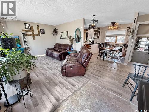 290 Burke Crescent, Swift Current, SK - Indoor Photo Showing Living Room
