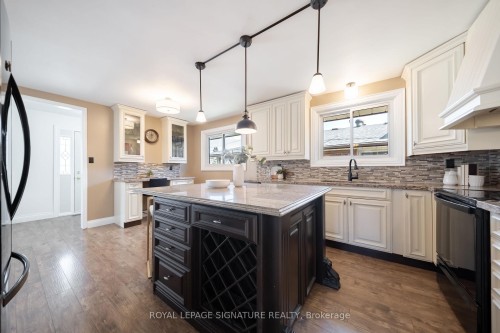 2002 Ingledale Road, Mississauga, ON - Indoor Photo Showing Kitchen With Upgraded Kitchen