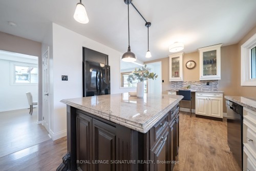 2002 Ingledale Road, Mississauga, ON - Indoor Photo Showing Kitchen With Upgraded Kitchen