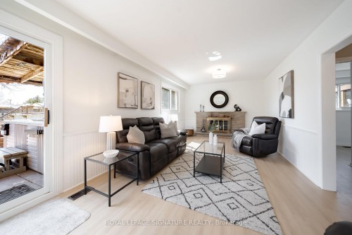 2002 Ingledale Road, Mississauga, ON - Indoor Photo Showing Living Room With Fireplace