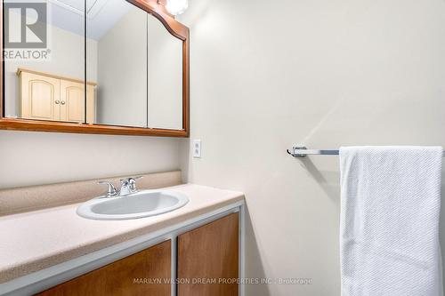 2422 Magnus Avenue, Ottawa, ON - Indoor Photo Showing Bathroom