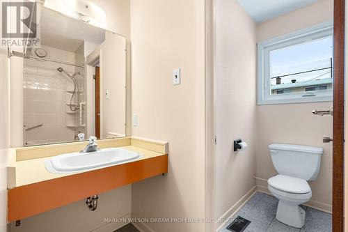 2422 Magnus Avenue, Ottawa, ON - Indoor Photo Showing Bathroom
