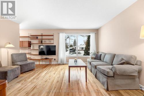 2422 Magnus Avenue, Ottawa, ON - Indoor Photo Showing Living Room