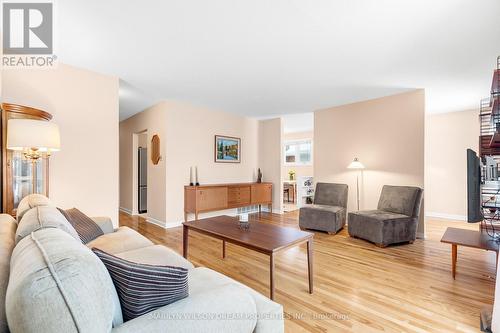 2422 Magnus Avenue, Ottawa, ON - Indoor Photo Showing Living Room