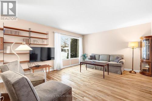 2422 Magnus Avenue, Ottawa, ON - Indoor Photo Showing Living Room