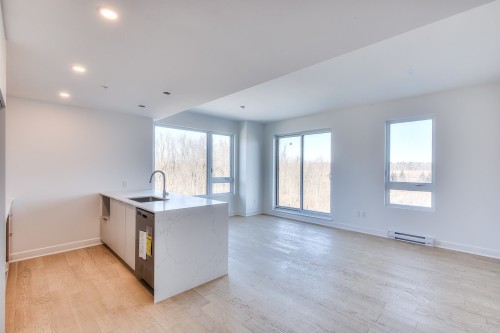 212-425 Boul. des Anciens-Combattants  Sainte-Anne-De-Bellevue, QC H9X 0B9