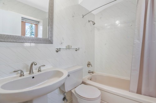 Bathroom - 187 Av. Centennial, Beaconsfield, QC - Indoor Photo Showing Bathroom