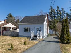 18 Devon Crescent  Halifax, NS B3R 2G3