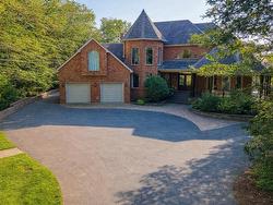 22 Nottingham Lane Fall River, NS B2T 1A4